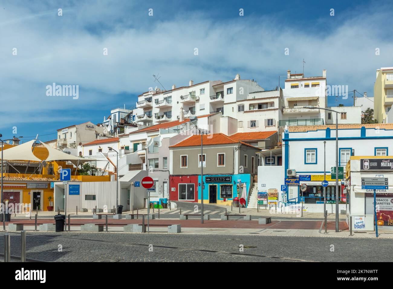 Carvoeiro, Portogallo - 23 aprile 2020: Centro di Carvoeiro, un piccolo ex villaggio pescatore nella regione dell'Algarve in Portogallo. Foto Stock