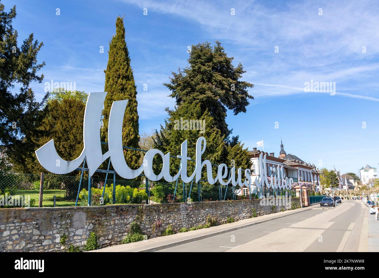 Eltville, Germania - 23 aprile 2021: Sede dell'azienda vinicola Matheus Mueller a Eltville in una vecchia villa storica e segnaletica di fronte. Foto Stock