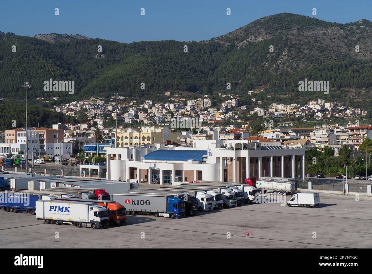 I camion aspettano sulla banchina il traghetto per l'Italia. Igoumenitsa, Grecia, Europa Foto Stock