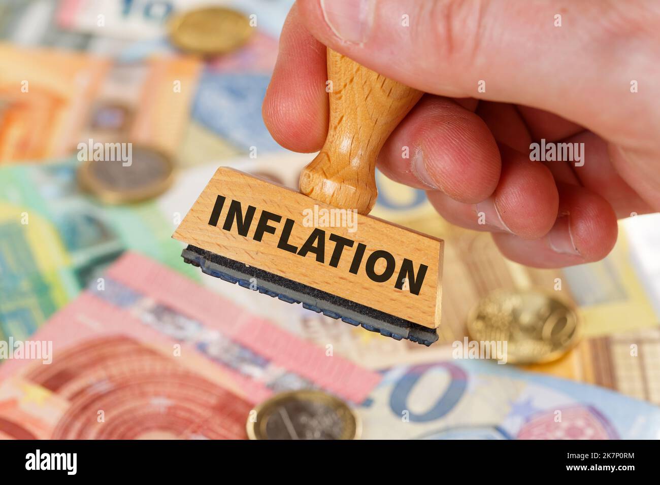 Inflazione simbolica denaro foto finanza e crisi economica con il concetto di francobollo economia business Foto Stock