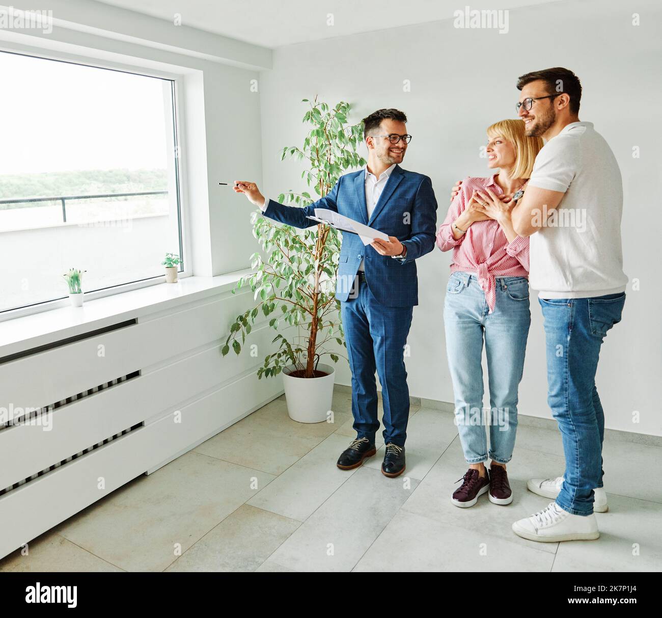 coppia casa agente immobiliare casa immobiliare business acquisto investimento appartamento accordo affare cliente acquirente nuovo prestito Foto Stock