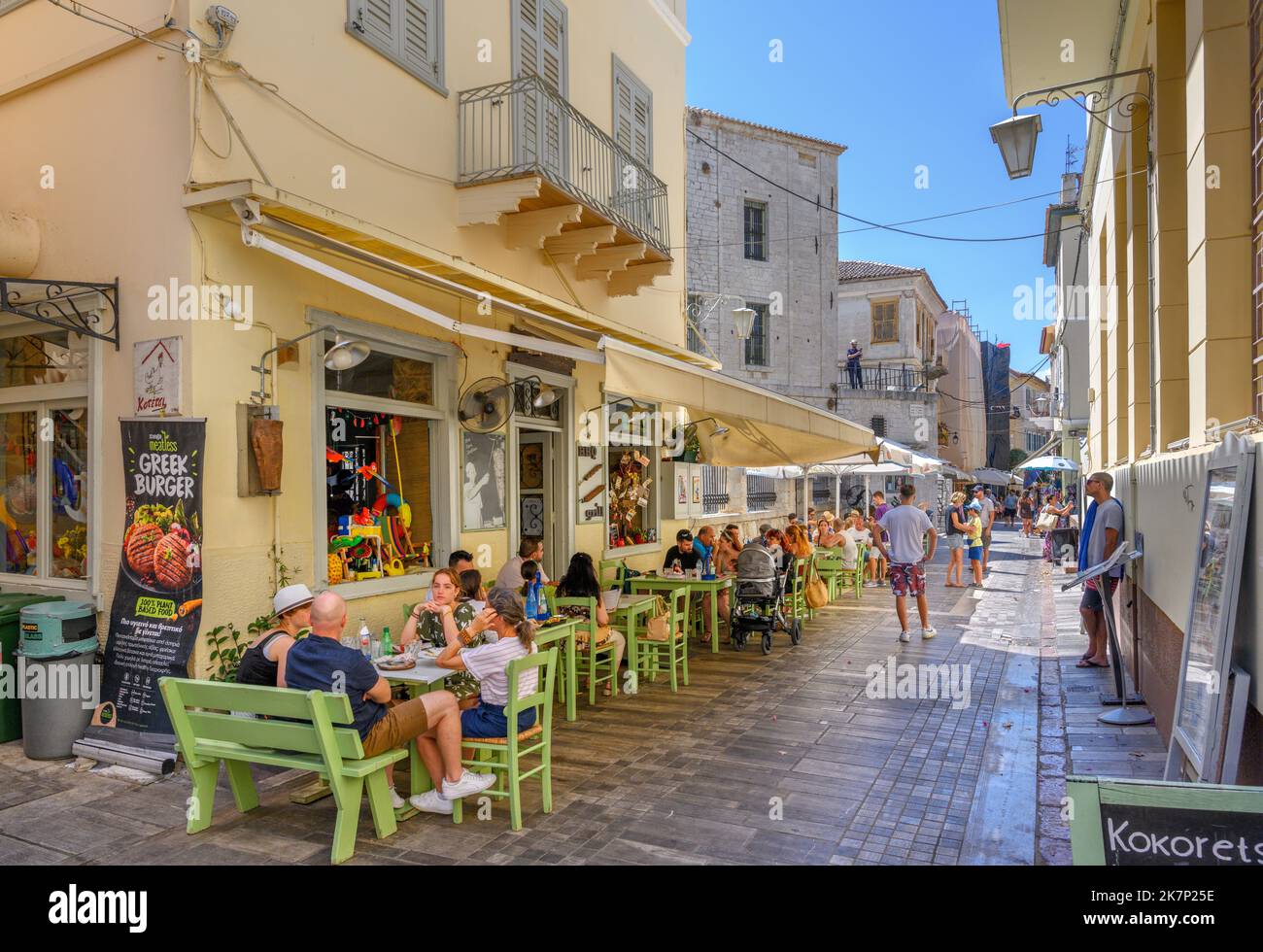 Caffè / taverna su una strada nel centro storico, Nafplio (Nauplia), Peloponneso, Grecia Foto Stock