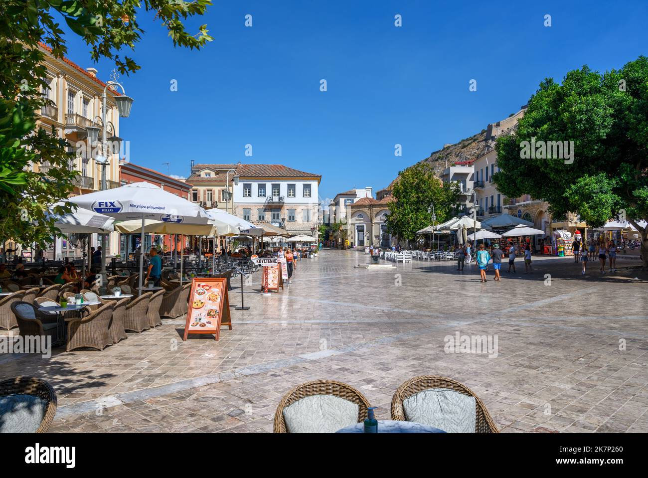 Caffè e ristoranti in Piazza Syntagma, Nafplio (Nauplia), Peloponneso, Grecia Foto Stock