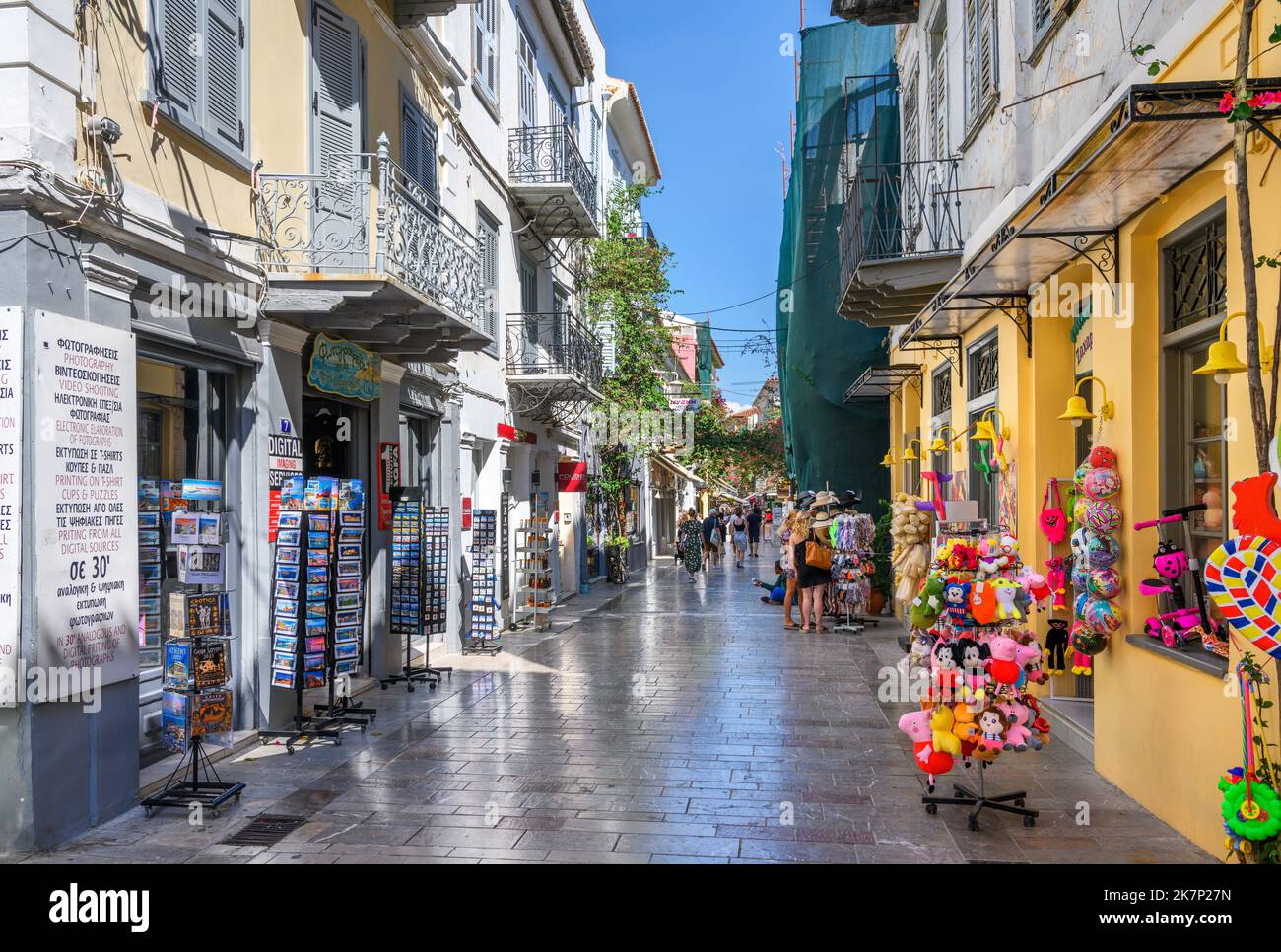Negozi in una strada del centro storico, Nafplio (Nafplion), Peloponneso, Grecia Foto Stock