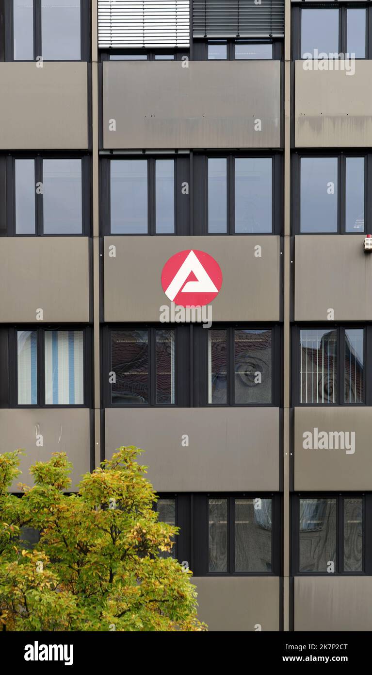 Simbolo immagine economia: Ufficio del lavoro, logo, disoccupazione: agenzie tedesche simbolo sulla facciata. Foto Stock