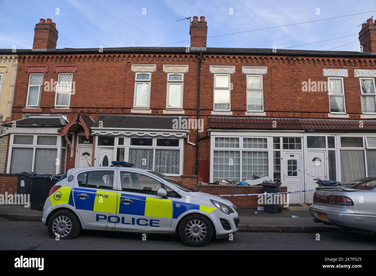 Dovey Road, Sparkhill, Birmingham - Ottobre 18th 2022 - West Midlands Police Forensics cerca due proprietà su Dovey Road a Sparkhuill, Birmingham accanto l'uno all'altro all'interno di un cordone di scena del crimine dopo un bambino di 3 settimane è stato assassinato nelle prime ore di Martedì 18 ottobre mattina. Due donne sono state ferite nell'attentato e un uomo di 29 anni è stato arrestato sulla scena per sospetto di omicidio. PIC Credit: Scott CM / Alamy Live News Foto Stock