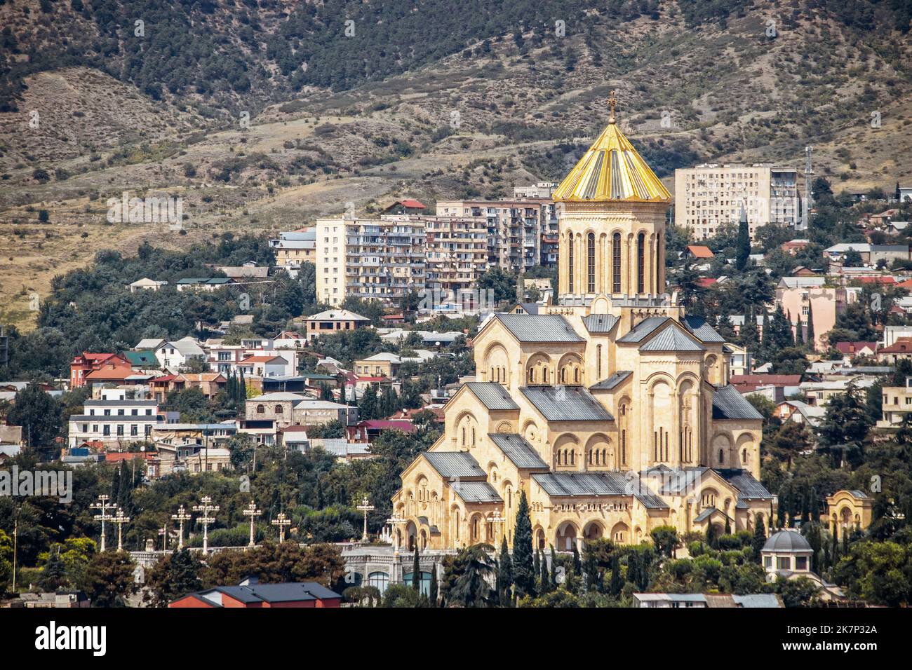 La Cattedrale della Santissima Trinità di Tbilisi Georgia - Sameba - cattedrale principale della Chiesa ortodossa georgiana - con cupola dorata Foto Stock