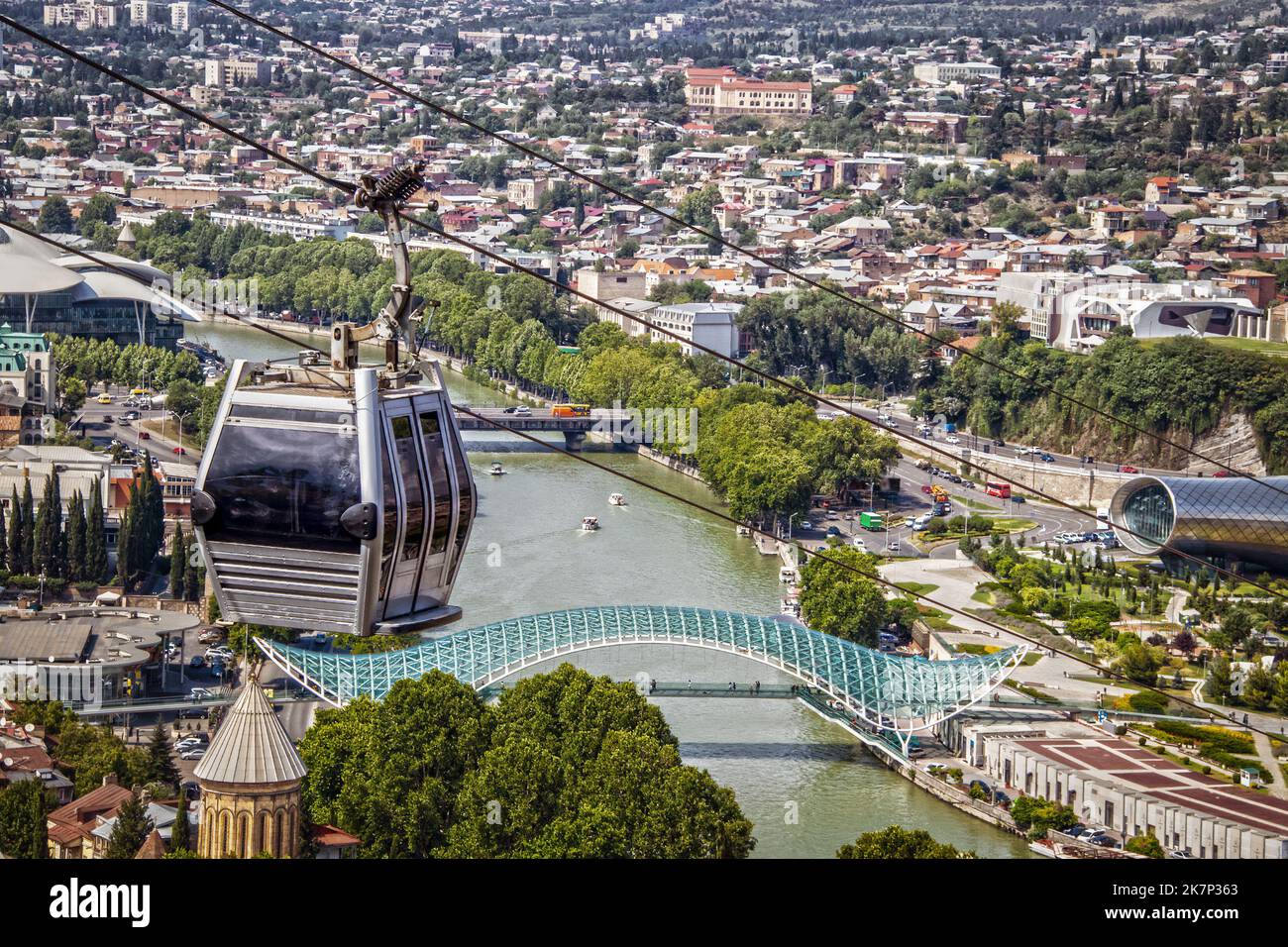 Primo piano della funivia che collega il Rike Park sulla riva sinistra del fiume Mtkvari con la Fortezza di Narikala a Tbilisi Georgia - fiume e Pace Fr Foto Stock