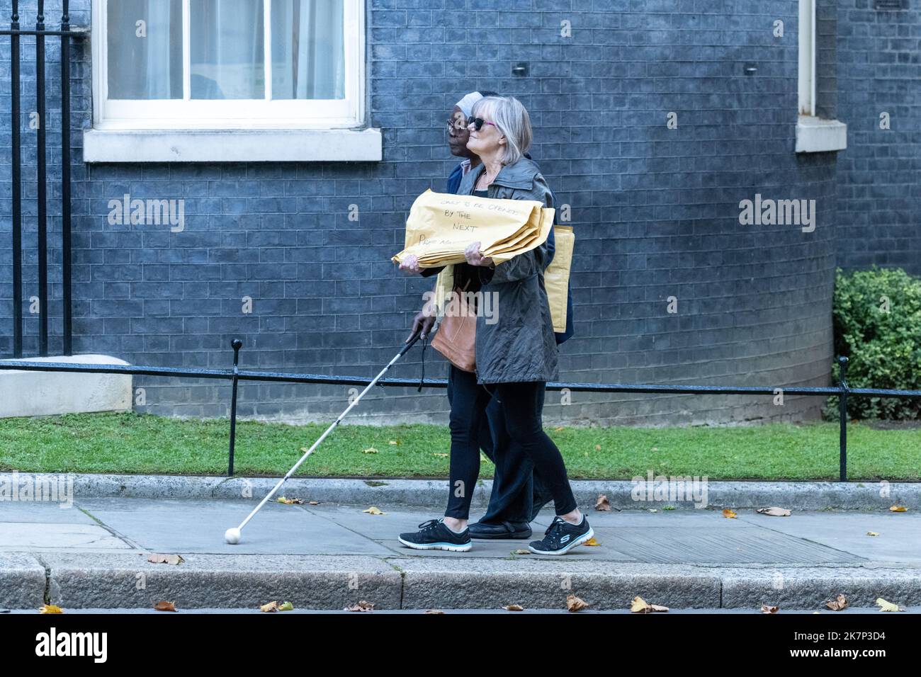 Londra, Regno Unito. 16th Ott 2022. National Federation of the Blind UK Hand in a petizione to 10 Downing Street sulla necessità urgente di un accesso sicuro alle fermate degli autobus nel Regno Unito; richiesta di accesso diretto da e per l'autobus dal marciapiede senza dover attraversare o salire in una pista ciclabile First Credit: Ian Davidson/Alamy Live News Foto Stock