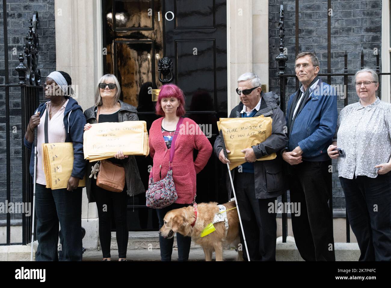 Londra, Regno Unito. 16th Ott 2022. National Federation of the Blind UK Hand in a petizione to 10 Downing Street sulla necessità urgente di un accesso sicuro alle fermate degli autobus nel Regno Unito; richiesta di accesso diretto da e per l'autobus dal marciapiede senza dover attraversare o salire in una pista ciclabile First Credit: Ian Davidson/Alamy Live News Foto Stock