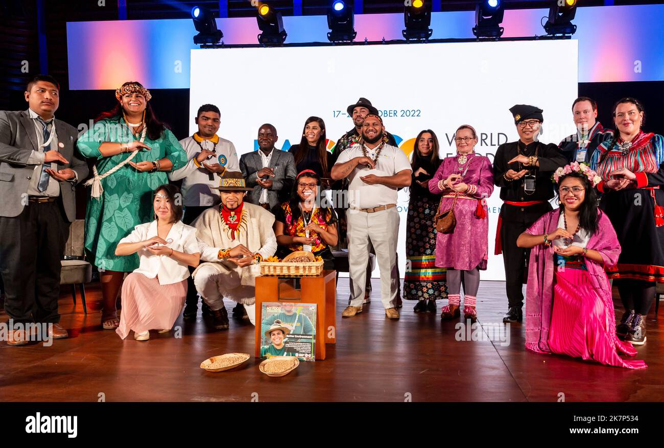 Roma, Italia. 18th Ott 2022. I partecipanti si propongono di essere fotografati durante il lancio della Campagna giovanile indigena il giorno 2 del II Forum Mondiale sull'alimentazione organizzato dall'Organizzazione delle Nazioni Unite per l'alimentazione e l'Agricoltura nella sede della FAO a Roma il 18 ottobre 2022. World Food Forum è una nuova iniziativa che si concentra sulla sicurezza alimentare globale, forum leader di quest'anno il pensiero è diete sane. Pianeta sano. (Foto di Dominika Zarzycka/Sipa USA) Credit: Sipa USA/Alamy Live News Foto Stock