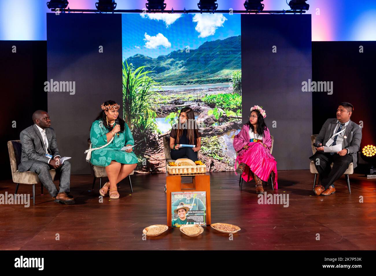 Roma, Italia. 18th Ott 2022. I partecipanti parlano durante la campagna giovanile indigena lancio del giorno 2 del II Forum mondiale sull'alimentazione organizzato dall'Organizzazione delle Nazioni Unite per l'alimentazione e l'agricoltura nella sede della FAO a Roma, in Italia, il 18 ottobre 2022. World Food Forum è una nuova iniziativa che si concentra sulla sicurezza alimentare globale, forum leader di quest'anno il pensiero è diete sane. Pianeta sano. (Foto di Dominika Zarzycka/Sipa USA) Credit: Sipa USA/Alamy Live News Foto Stock