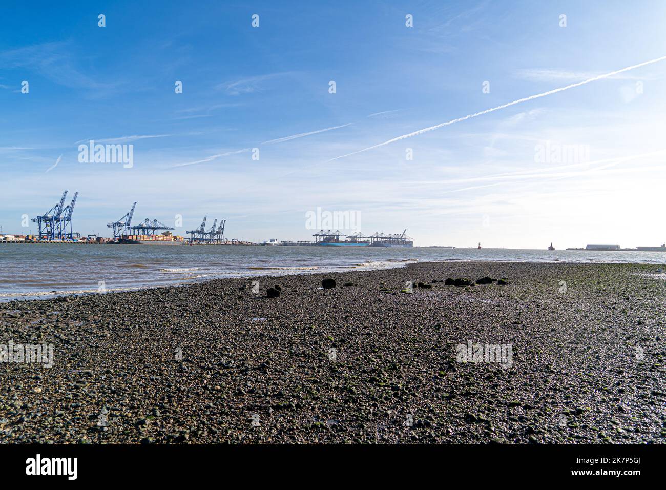 Feliistowe Suffolk UK Febbraio 1st 2022 Container Port dall'ingresso opposto che mostra le navi container e le gru a portale per la movimentazione dei container Foto Stock