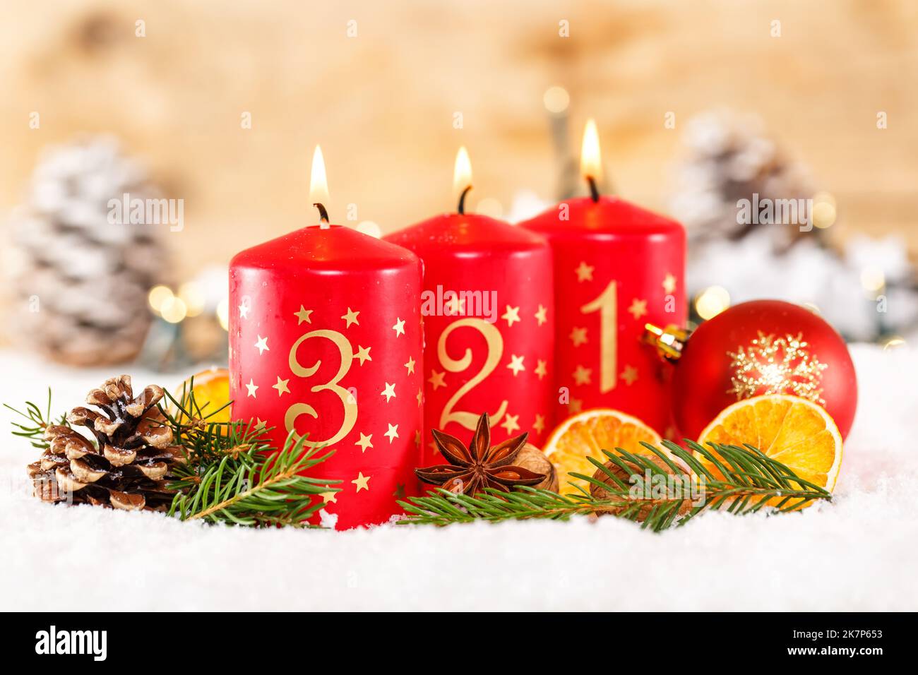 Terza Domenica 3rd ° avvento con candela periodo di Natale decorazione deco Foto Stock