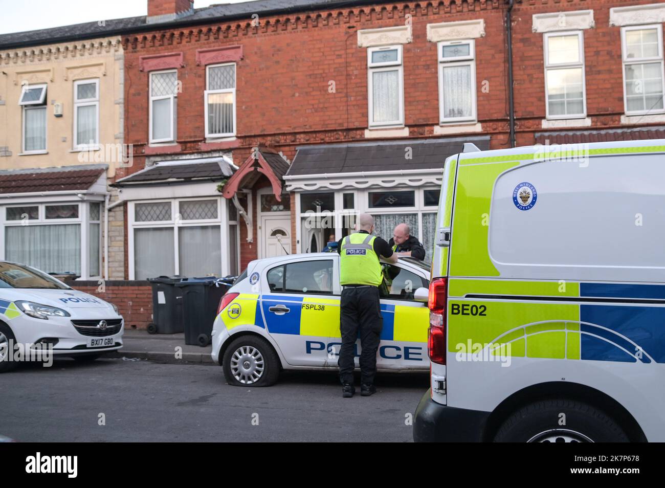 Dovey Road, Sparkhill, Birmingham - 18th 2022 ottobre - Una grande presenza della polizia delle West Midlands su Dovey Road nella zona di Sparkhill di Birmingham dopo che un bambino di 3 settimane è stato assassinato nelle prime ore di martedì 18 ottobre mattina. Due donne sono state ferite nell'attentato e un uomo di 29 anni è stato arrestato sulla scena per sospetto di omicidio. PIC Credit: Scott CM/Alamy Live News Foto Stock