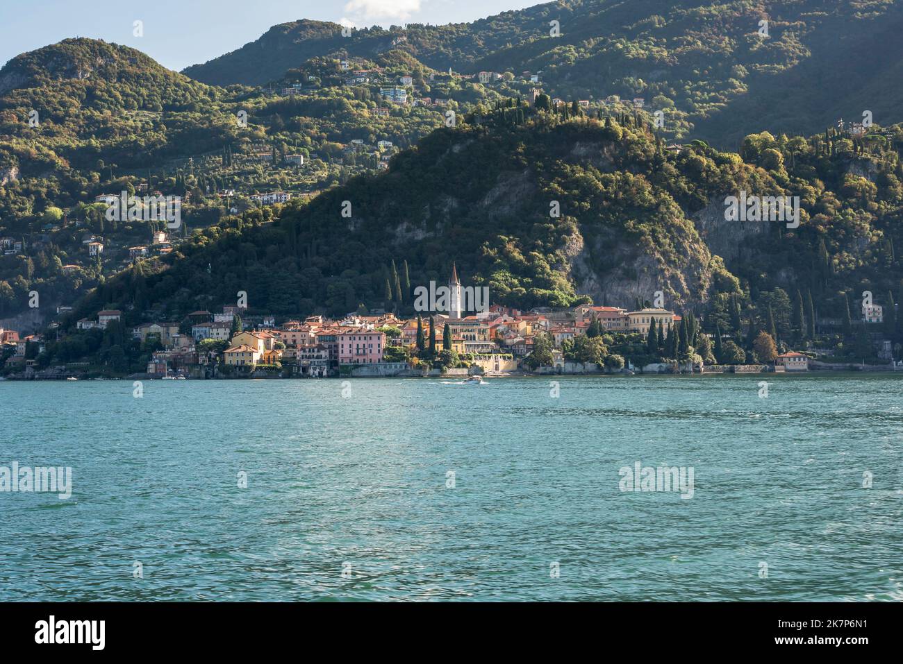 Varenna Lago di Como, vista sul Lago di Como verso la panoramica cittadina lacustre di Varenna, Lombardia, Italia Foto Stock