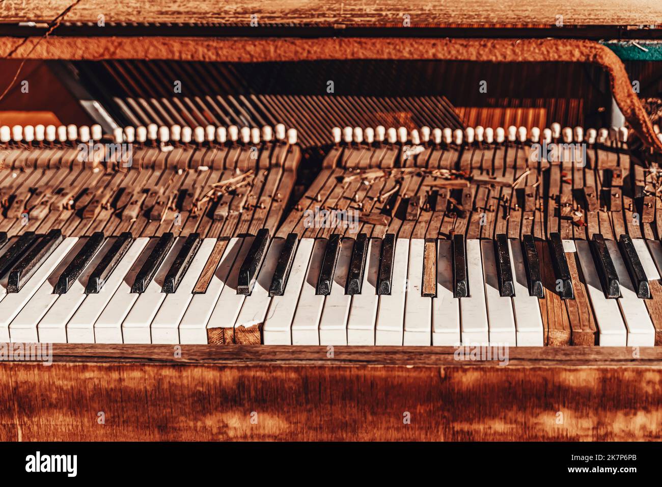 Primo piano del vecchio pianoforte rotto, claviatura del pianoforte danneggiata Foto Stock