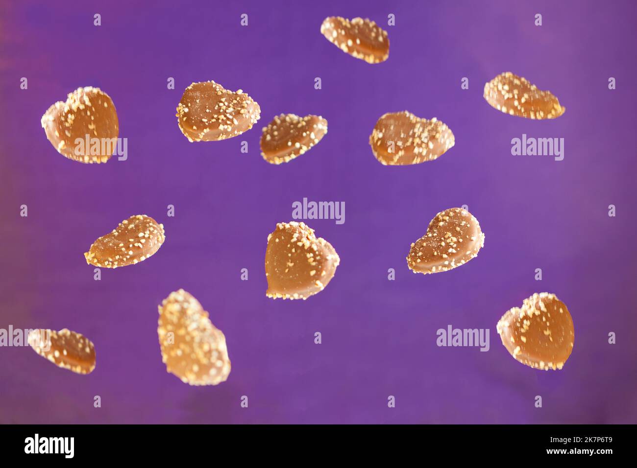 cioccolato biscotti cuori levitazione su sfondo viola. Raccolta di biscotti volanti gustosi Foto Stock