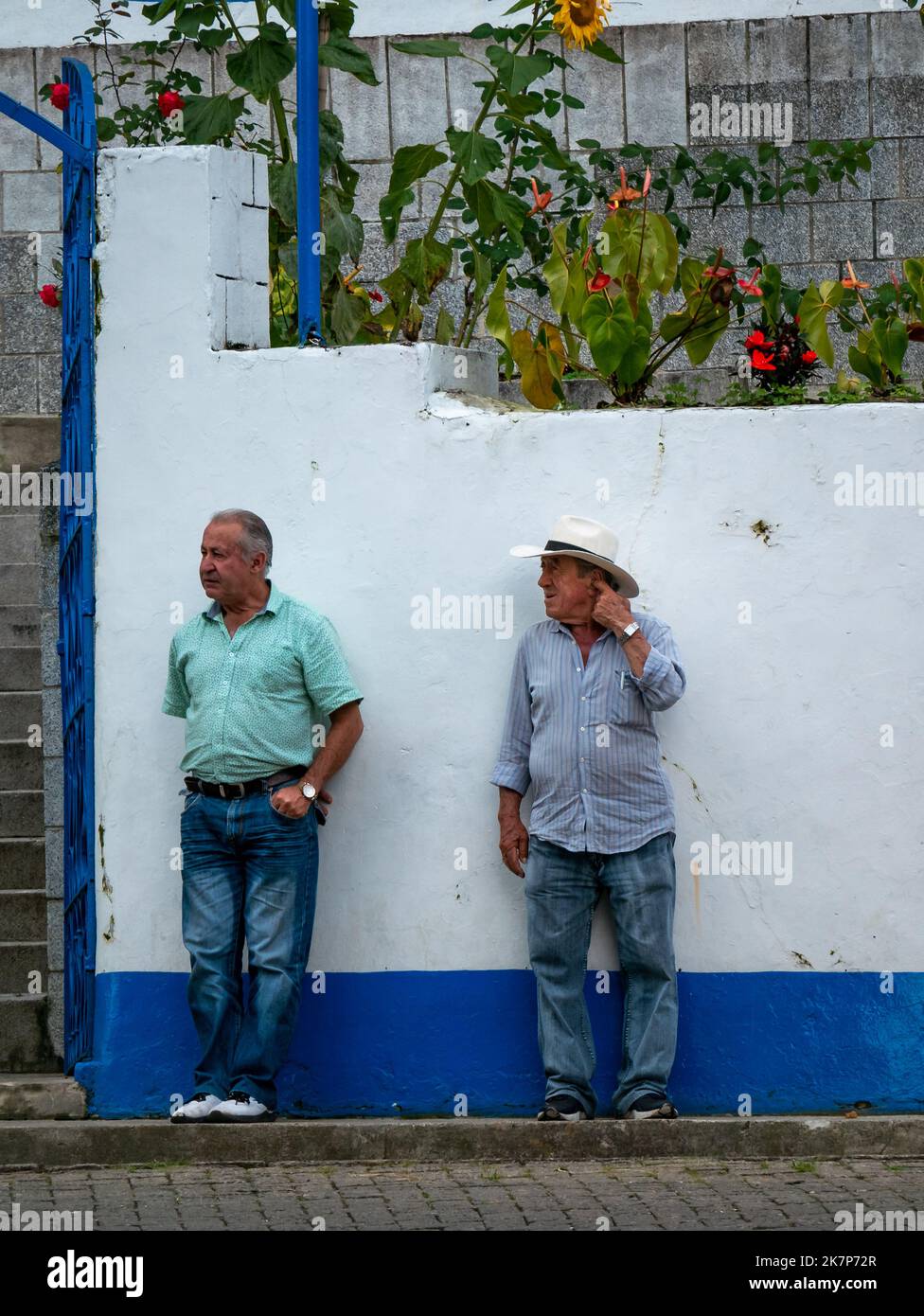 Jericó, Antioquia, Colombia - 5 2022 aprile: Due uomini bianchi che si parlano al di fuori di una casa in un giorno nuvoloso Foto Stock