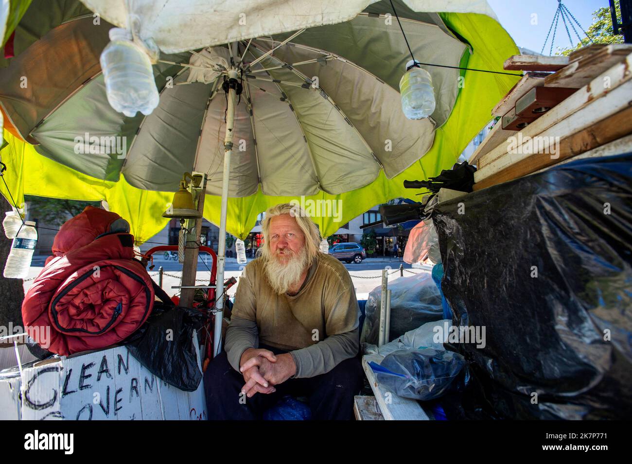 Daniel Kingery, 61, parla di politica in McPherson Square a Washington, DC, giovedì 6 ottobre 2022, dove ha chiamato a casa per gli ultimi due anni e mezzo. Originariamente di Gilbert, Iowa, la prima esperienza del signor Kingery, che era in strada e viveva fuori dalla sua auto, risale al 2006 a Kansas City, Missouri. Egli si considera ben esperto nella Costituzione e nella Dichiarazione di indipendenza, ed è un sostenitore dei senzatetto. Ha avuto l'opportunità di alloggiare, ma preferisce la vita nel parco della città perché è più visibile per la gente per vedere il volto del homelessness. Il signor Kingery ha detto che c'erano Foto Stock