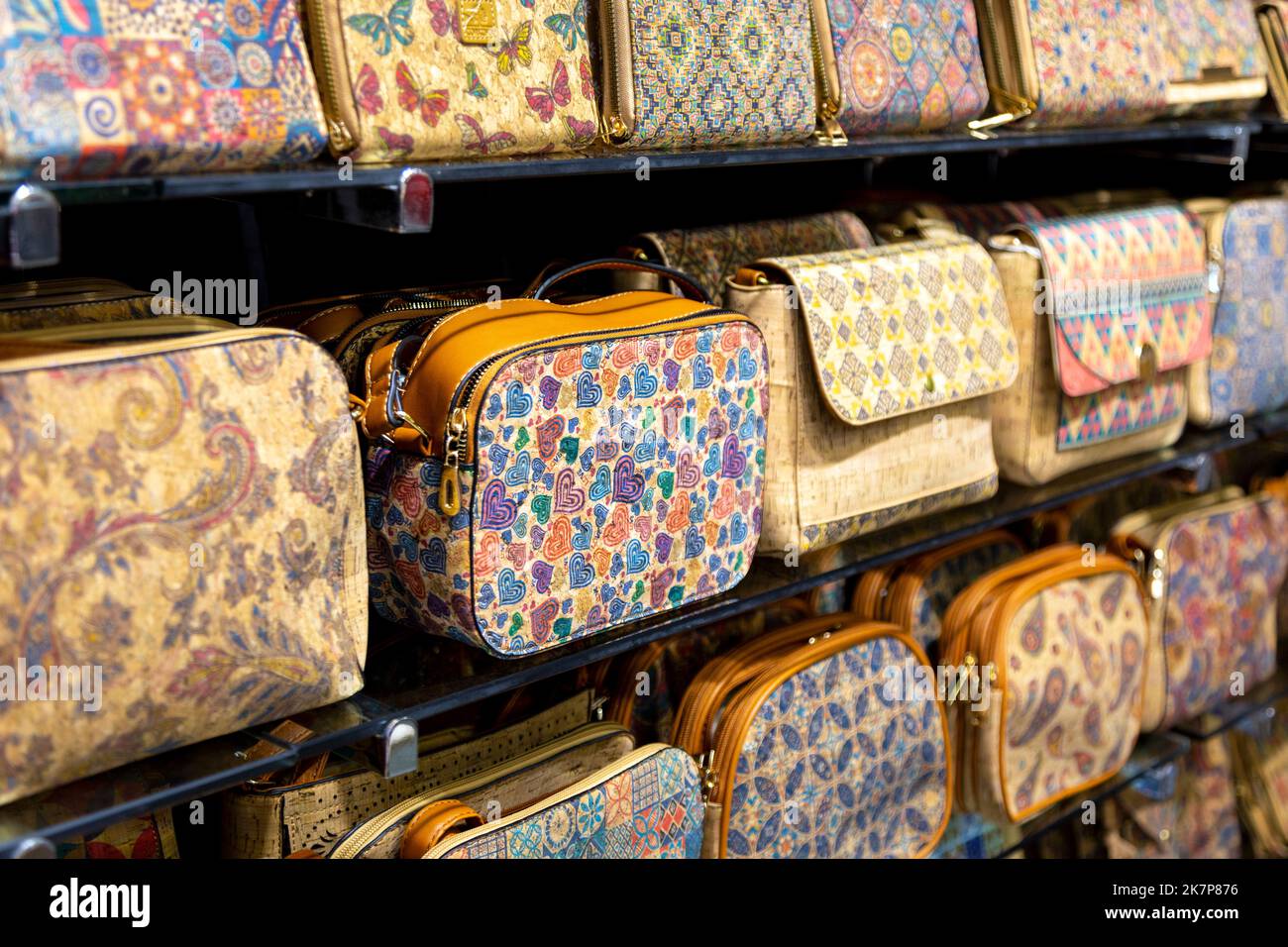 Selezione di sacchetti in sughero presso il negozio Cork o' Clock, Cadice, Andalucia, Spagna Foto Stock