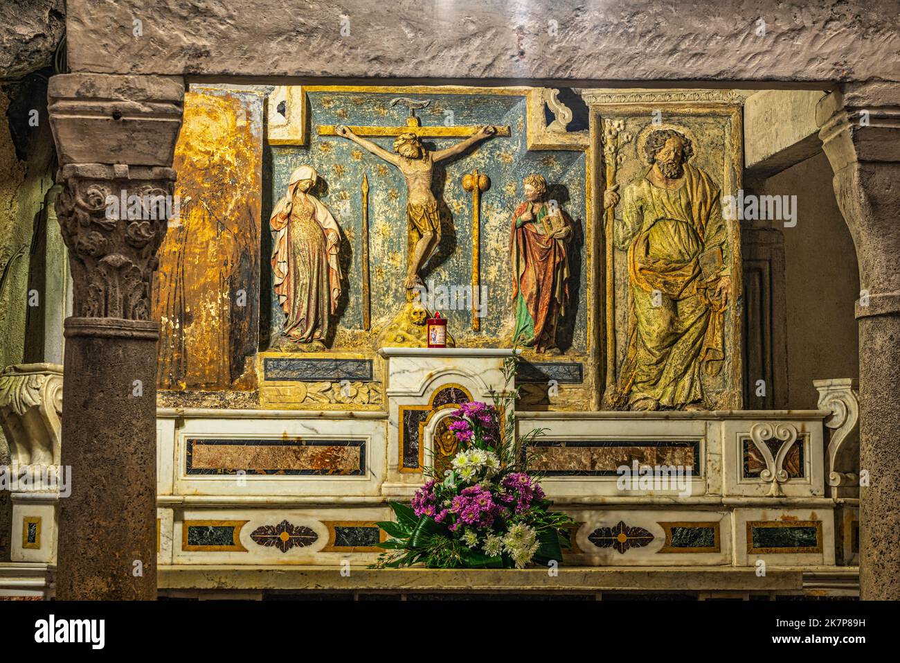 Uno degli altari all'interno della grotta di San Michele Arcangelo. Il Santuario è stato un importante luogo di pellegrinaggio fin dall'alto Medioevo. Puglia Foto Stock