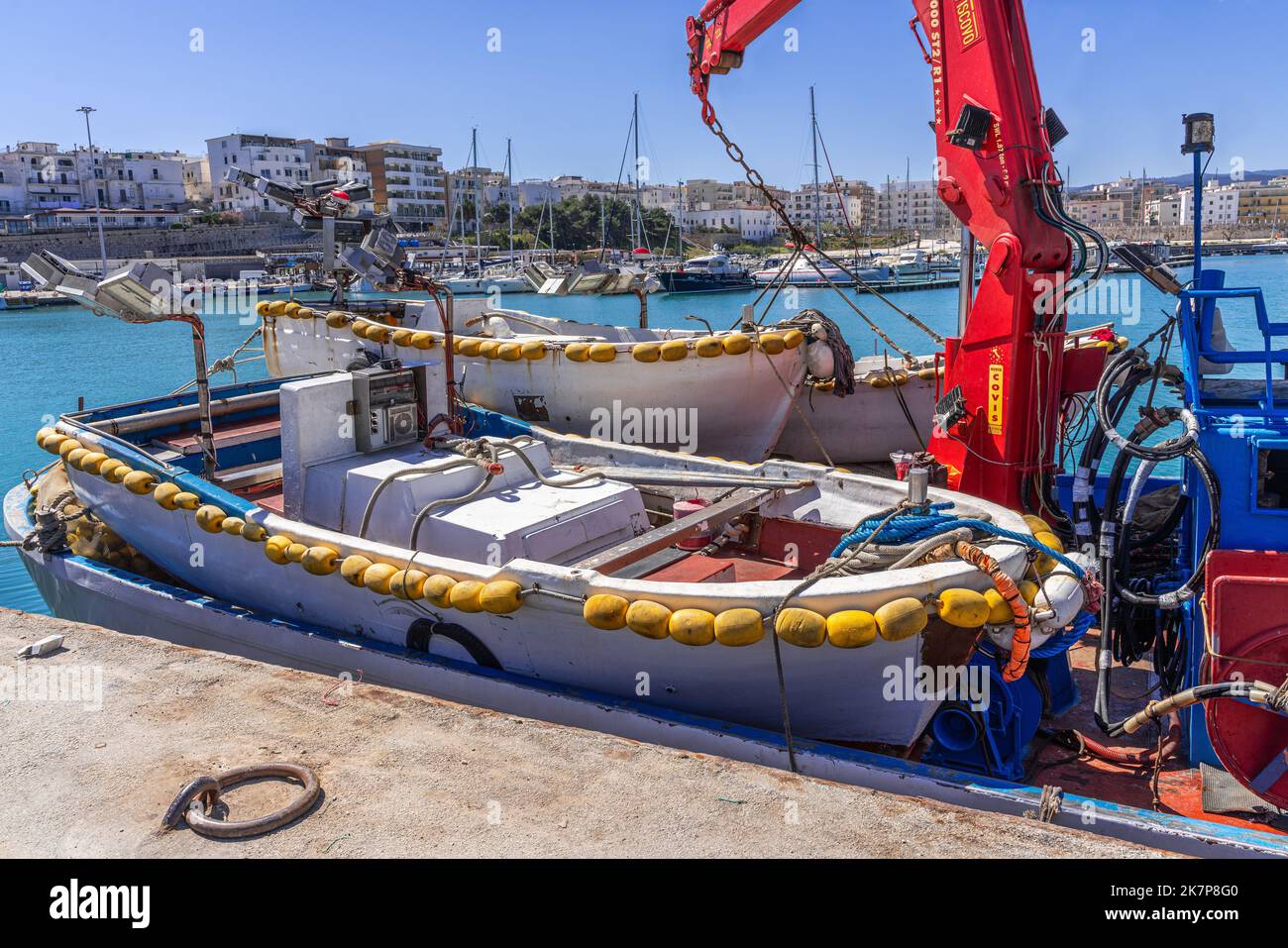 Piccole imbarcazioni per la pesca a strascico nel porto di Peschici. Peschici, provincia di Foggia, Puglia, Italia, Europa Foto Stock