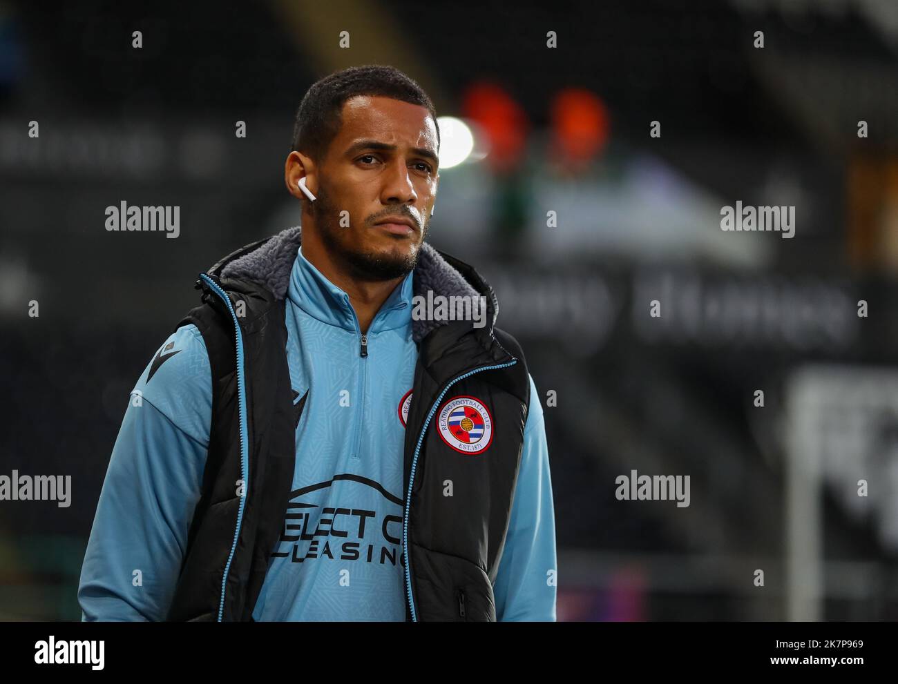 Swansea, Galles, Regno Unito. Swansea.com Stadium, Swansea, Regno Unito. 18th Ott 2022. Campionato di calcio, Swansea City contro Reading; Thomas Ince of Reading arriva allo stadio Credit: Action Plus Sports/Alamy Live News Credit: Action Plus Sports Images/Alamy Live News Foto Stock