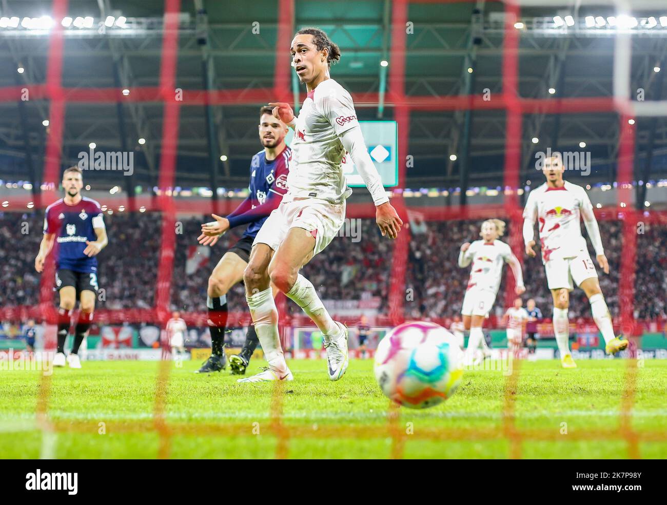 Lipsia, Germania. 18th Ott 2022. Calcio: DFB Cup, 2nd° turno, RB Leipzig - Hamburger SV alla Red Bull Arena. Yussuf Poulsen di Lipsia segna 1:0. Credit: Jan Woitas/dpa - Nutzung nur nach schriftlicher Vereinbarung mit der dpa/Alamy Live News Foto Stock