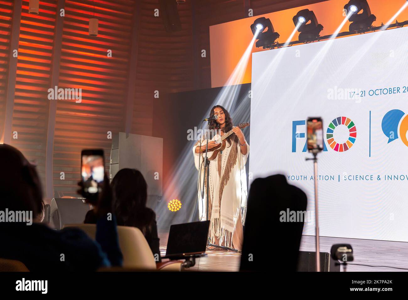 Roma, Italia. 18th Ott 2022. Un artista si esibisce durante il lancio della campagna giovanile indigena. WFF (World Food Forum) sessione di apertura del Forum Mondiale della Gioventù il giorno 2 organizzato dall'Organizzazione delle Nazioni Unite per l'alimentazione e l'agricoltura presso la sede della FAO a Roma. World Food Forum è una nuova iniziativa che si concentra sulla sicurezza alimentare globale, forum di quest'anno il pensiero principale è dieta sana. Pianeta sano. Credit: SOPA Images Limited/Alamy Live News Foto Stock