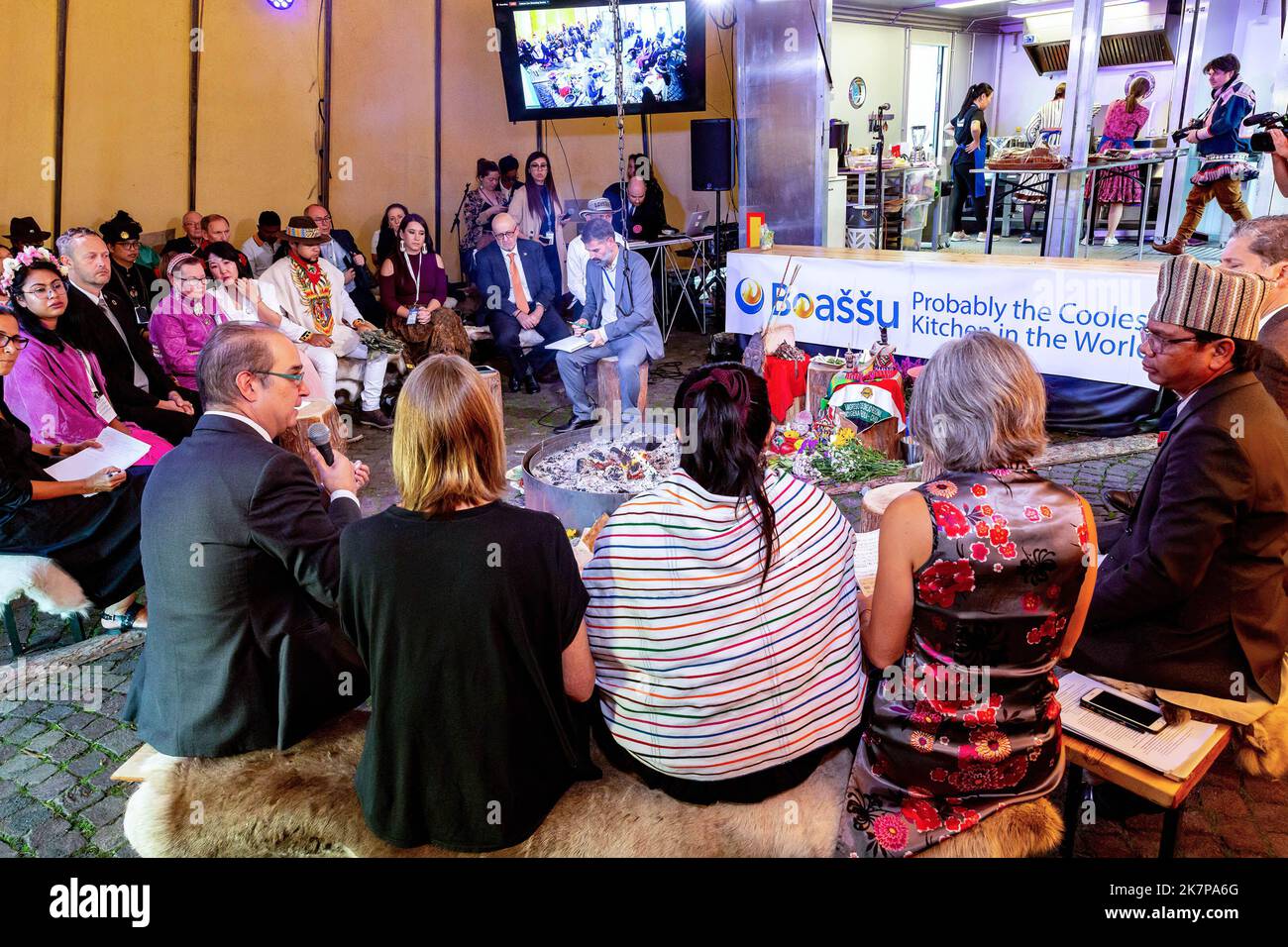 Roma, Italia. 18th Ott 2022. I partecipanti frequentano la tenda delle popolazioni indigene e siedono accanto al fuoco durante la discussione sui sistemi alimentari dei popoli indigeni. WFF (World Food Forum) sessione di apertura del Forum Mondiale della Gioventù il giorno 2 organizzato dall'Organizzazione delle Nazioni Unite per l'alimentazione e l'agricoltura presso la sede della FAO a Roma. World Food Forum è una nuova iniziativa che si concentra sulla sicurezza alimentare globale, forum di quest'anno il pensiero principale è dieta sana. Pianeta sano. Credit: SOPA Images Limited/Alamy Live News Foto Stock