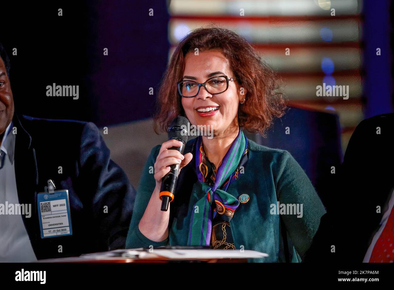 Roma, Italia. 18th Ott 2022. Il Dr. Ismahane Elouafi, Chief Scientist parla durante le finali della sfida della ricerca trasformativa nel lancio della campagna giovanile indigena. WFF (World Food Forum) sessione di apertura del Forum Mondiale della Gioventù il giorno 2 organizzato dall'Organizzazione delle Nazioni Unite per l'alimentazione e l'agricoltura presso la sede della FAO a Roma. World Food Forum è una nuova iniziativa che si concentra sulla sicurezza alimentare globale, forum di quest'anno il pensiero principale è dieta sana. Pianeta sano. Credit: SOPA Images Limited/Alamy Live News Foto Stock