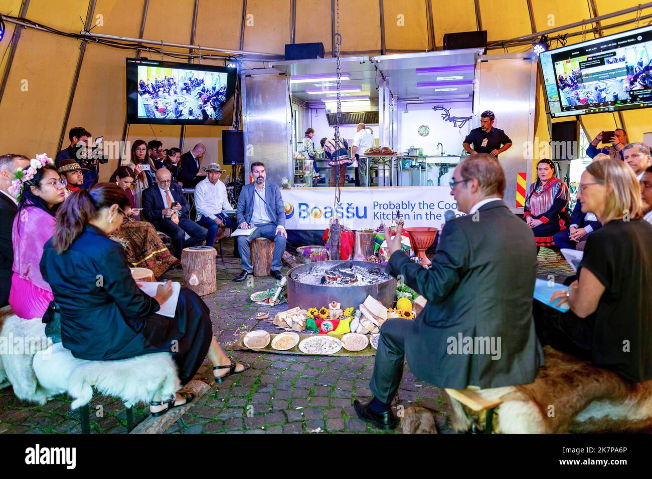 Roma, Italia. 18th Ott 2022. I partecipanti frequentano la tenda delle popolazioni indigene e siedono accanto al fuoco durante la discussione sui sistemi alimentari dei popoli indigeni. WFF (World Food Forum) sessione di apertura del Forum Mondiale della Gioventù il giorno 2 organizzato dall'Organizzazione delle Nazioni Unite per l'alimentazione e l'agricoltura presso la sede della FAO a Roma. World Food Forum è una nuova iniziativa che si concentra sulla sicurezza alimentare globale, forum di quest'anno il pensiero principale è dieta sana. Pianeta sano. Credit: SOPA Images Limited/Alamy Live News Foto Stock