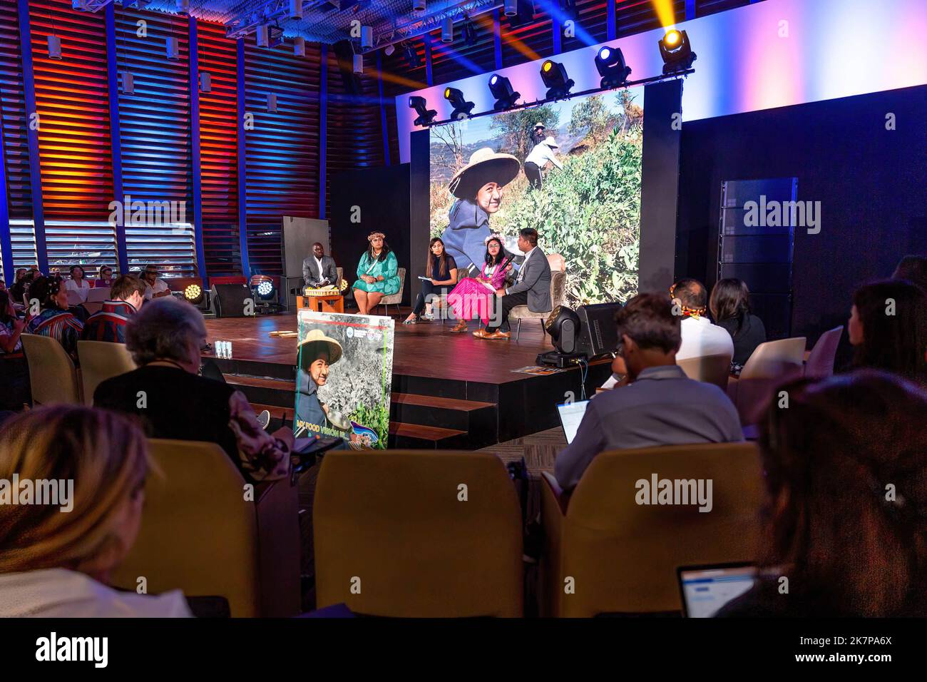 Roma, Italia. 18th Ott 2022. I partecipanti hanno visto discutere durante il lancio della campagna giovanile indigena. WFF (World Food Forum) sessione di apertura del Forum Mondiale della Gioventù il giorno 2 organizzato dall'Organizzazione delle Nazioni Unite per l'alimentazione e l'agricoltura presso la sede della FAO a Roma. World Food Forum è una nuova iniziativa che si concentra sulla sicurezza alimentare globale, forum di quest'anno il pensiero principale è dieta sana. Pianeta sano. Credit: SOPA Images Limited/Alamy Live News Foto Stock