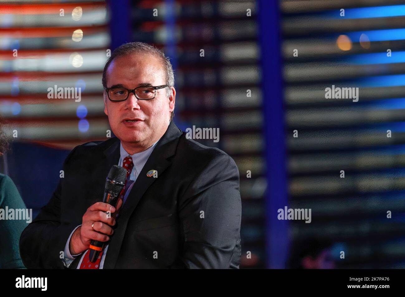 Roma, Italia. 18th Ott 2022. Il Dott. Maximo Torero parla durante le finali della sfida di ricerca trasformativa nel lancio della campagna giovanile indigena. WFF (World Food Forum) sessione di apertura del Forum Mondiale della Gioventù il giorno 2 organizzato dall'Organizzazione delle Nazioni Unite per l'alimentazione e l'agricoltura presso la sede della FAO a Roma. World Food Forum è una nuova iniziativa che si concentra sulla sicurezza alimentare globale, forum di quest'anno il pensiero principale è dieta sana. Pianeta sano. Credit: SOPA Images Limited/Alamy Live News Foto Stock