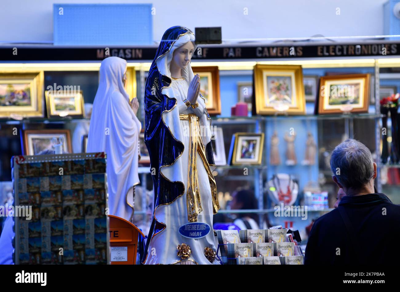 Lourdes, alti Pirenei, Francia. Negozi di souvenir religiosi Foto Stock