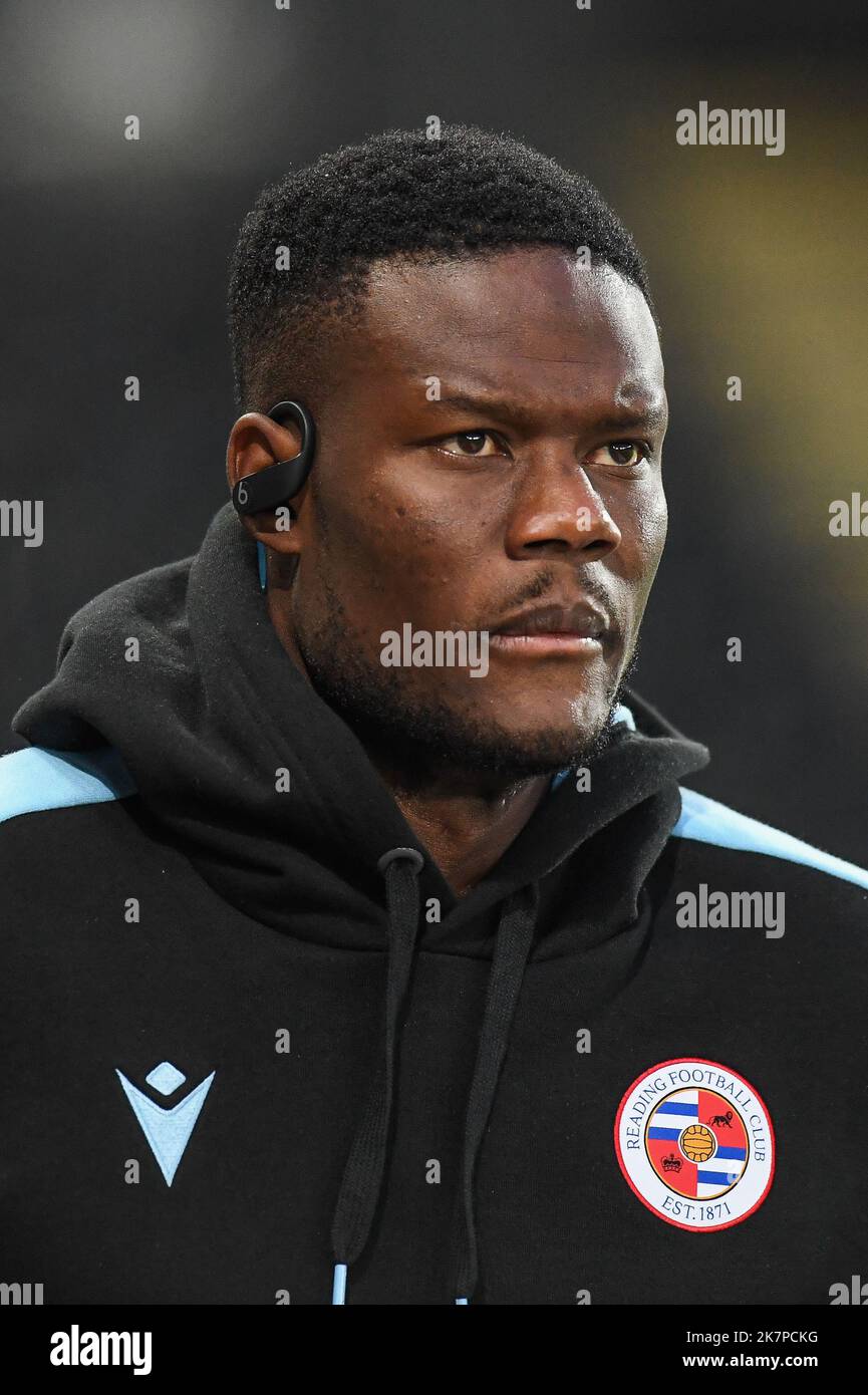Mamadou Loum #22 di Reading arriva allo stadio Swansea.com durante la partita del campionato Sky Bet Swansea City vs Reading al Swansea.com Stadium, Swansea, Regno Unito, 18th ottobre 2022 (Foto di Mike Jones/News Images) Foto Stock