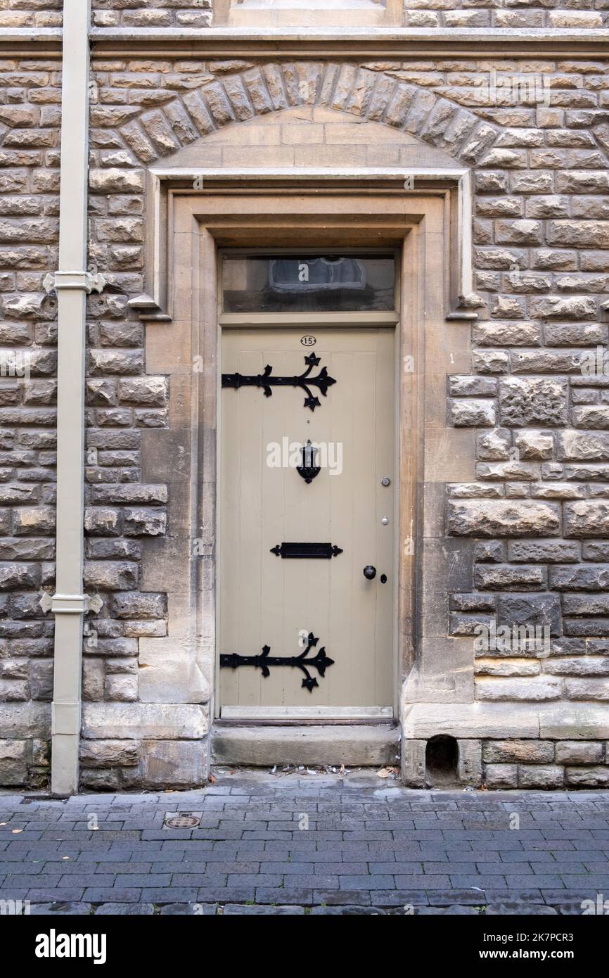 Porta beige con cerniere in ferro battuto (Oct22) Foto Stock