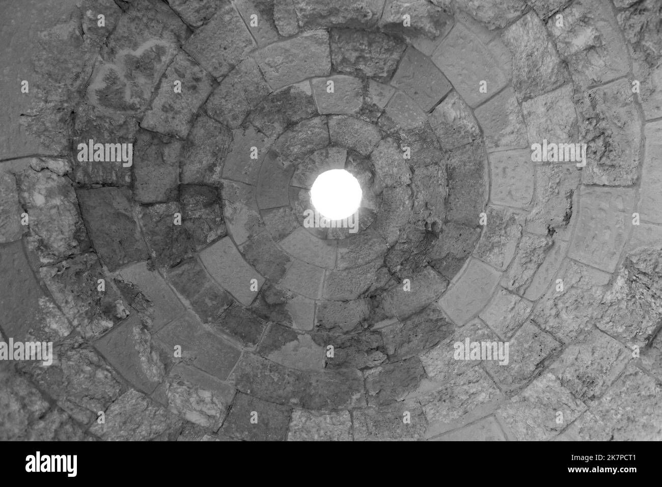 Monte Erode e le rovine della fortezza del re Erode all'interno di un cratere artificiale. Il deserto del Judaean, Cisgiordania. Foto Stock