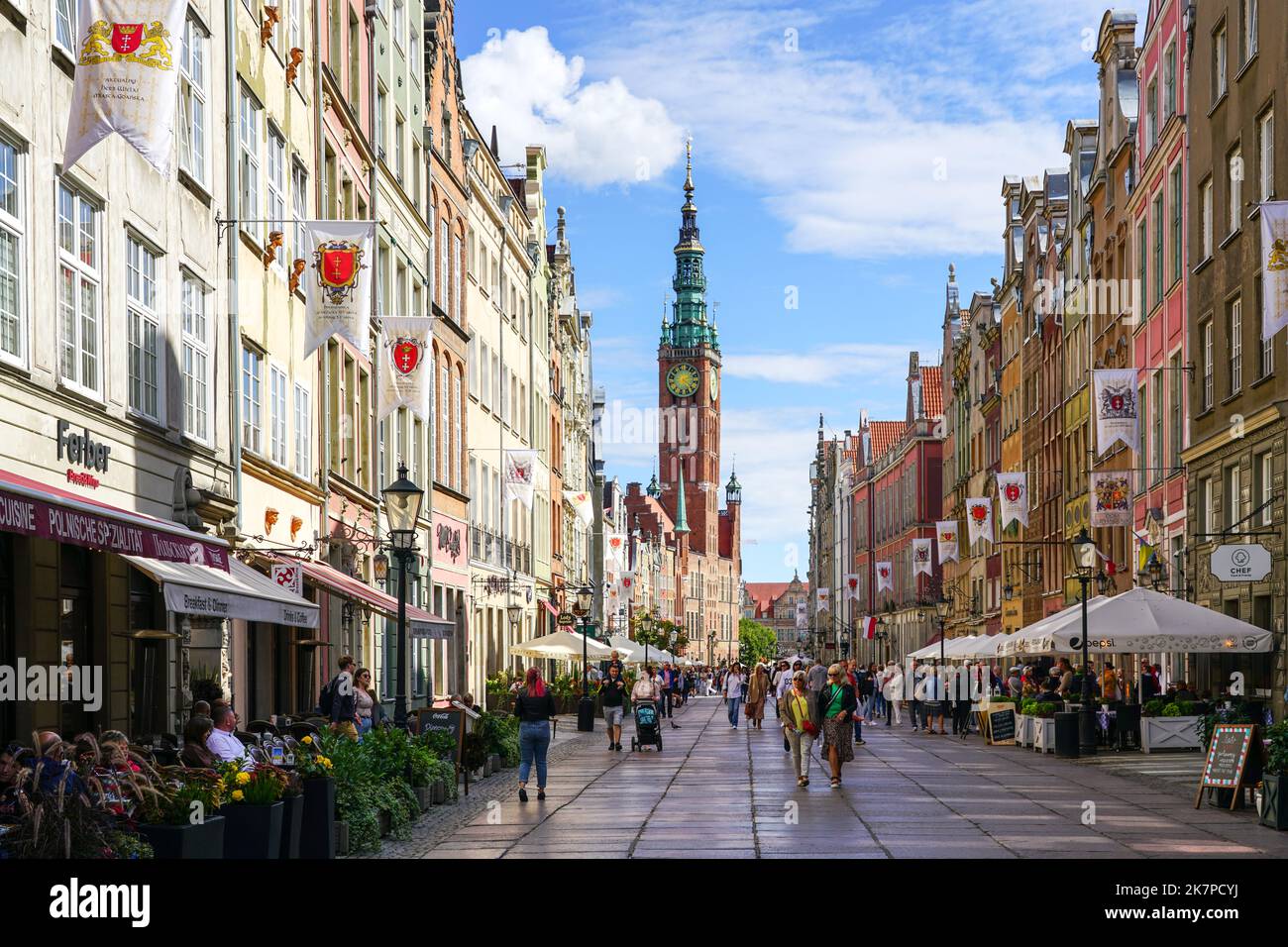 DANZICA, POLONIA - 09 SETTEMBRE 2022: Persone sul vicolo lungo della città vecchia di Danzica, Polonia. Danzica è la capitale storica della Pomerania polacca Foto Stock