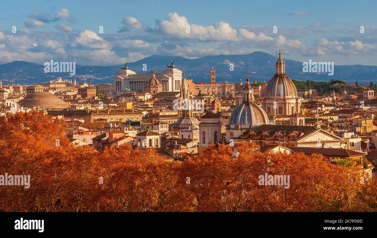 Autunno a Roma. Vista del vecchio skyline del centro storico della Città Eterna con foglie rosse autunnali Foto Stock
