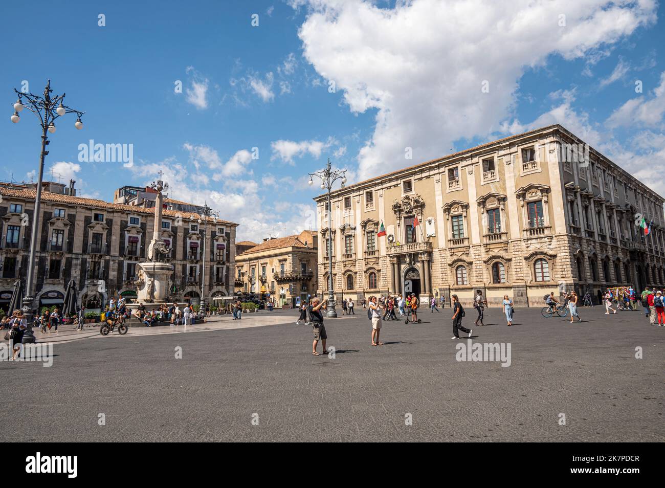 Catania, Italia - 09-23-2022: Piazza Duomo di Catania con edifici storici con belle facciate Foto Stock
