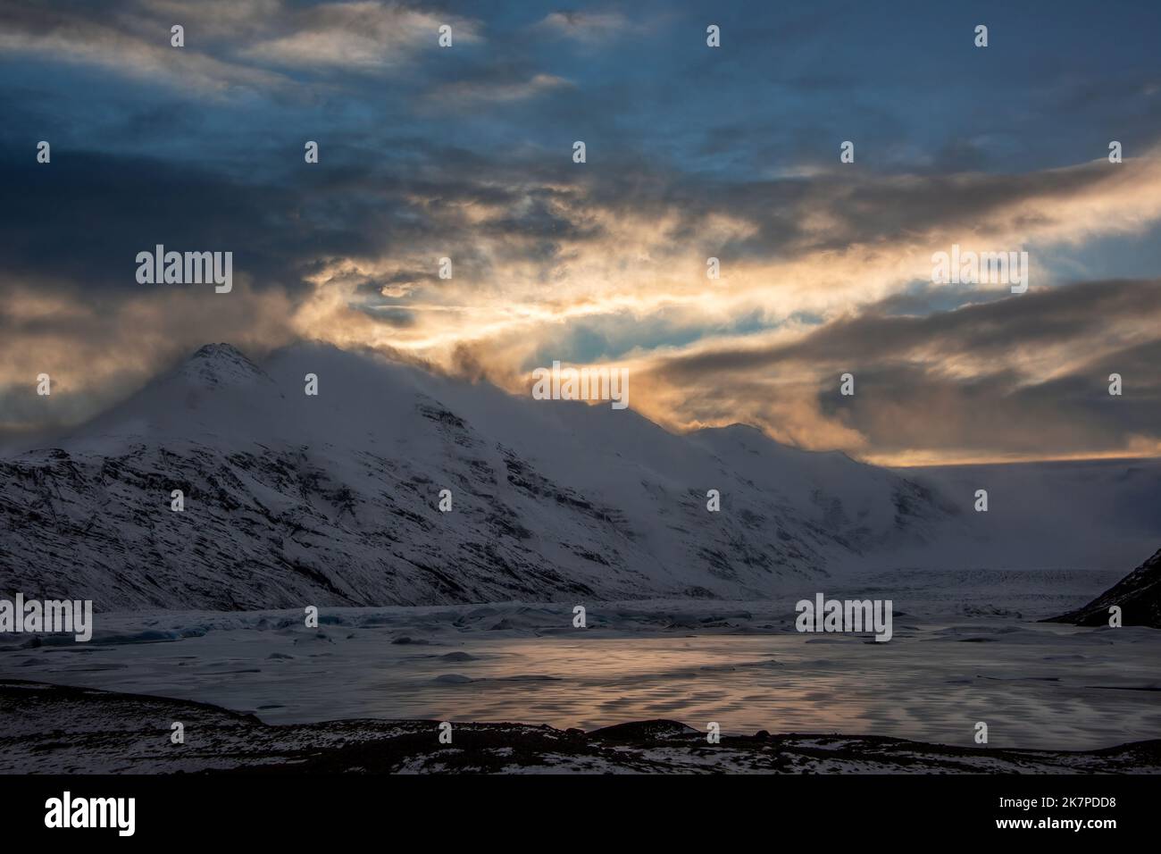 Tramonto con neve soffiata, Heinabergsjokull, Parco Nazionale Vatnajokull, Islanda Foto Stock