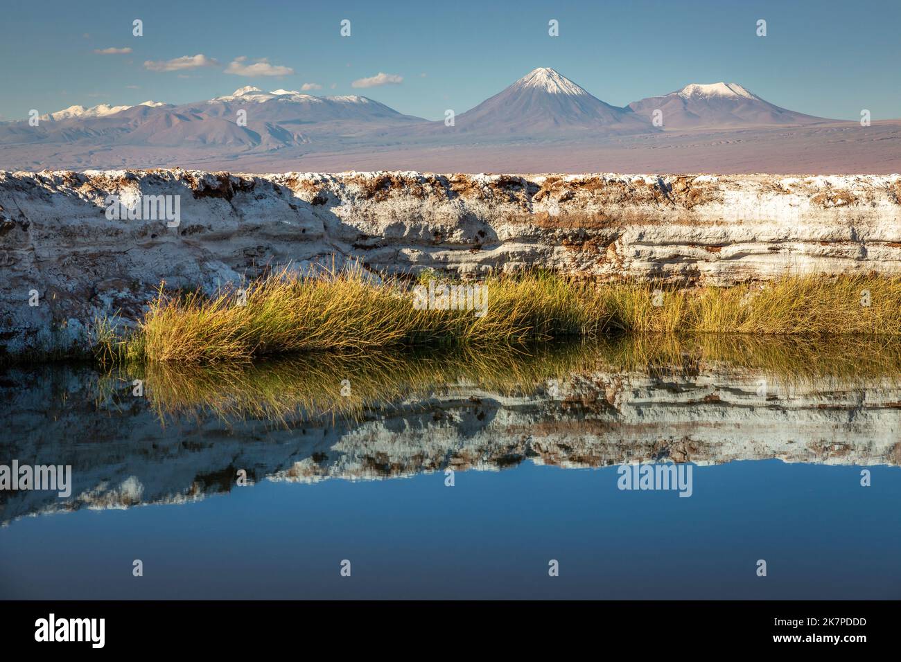 Paesaggio vulcanico e lago di sale riflessione al tramonto nel deserto di Atacama, Cile Foto Stock