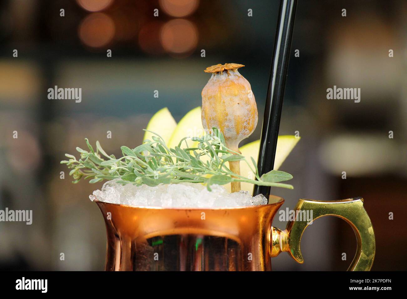 Macrofotografia di Cold Moscow Muules cocktail - birra allo zenzero, lime e vodka. Foto Stock