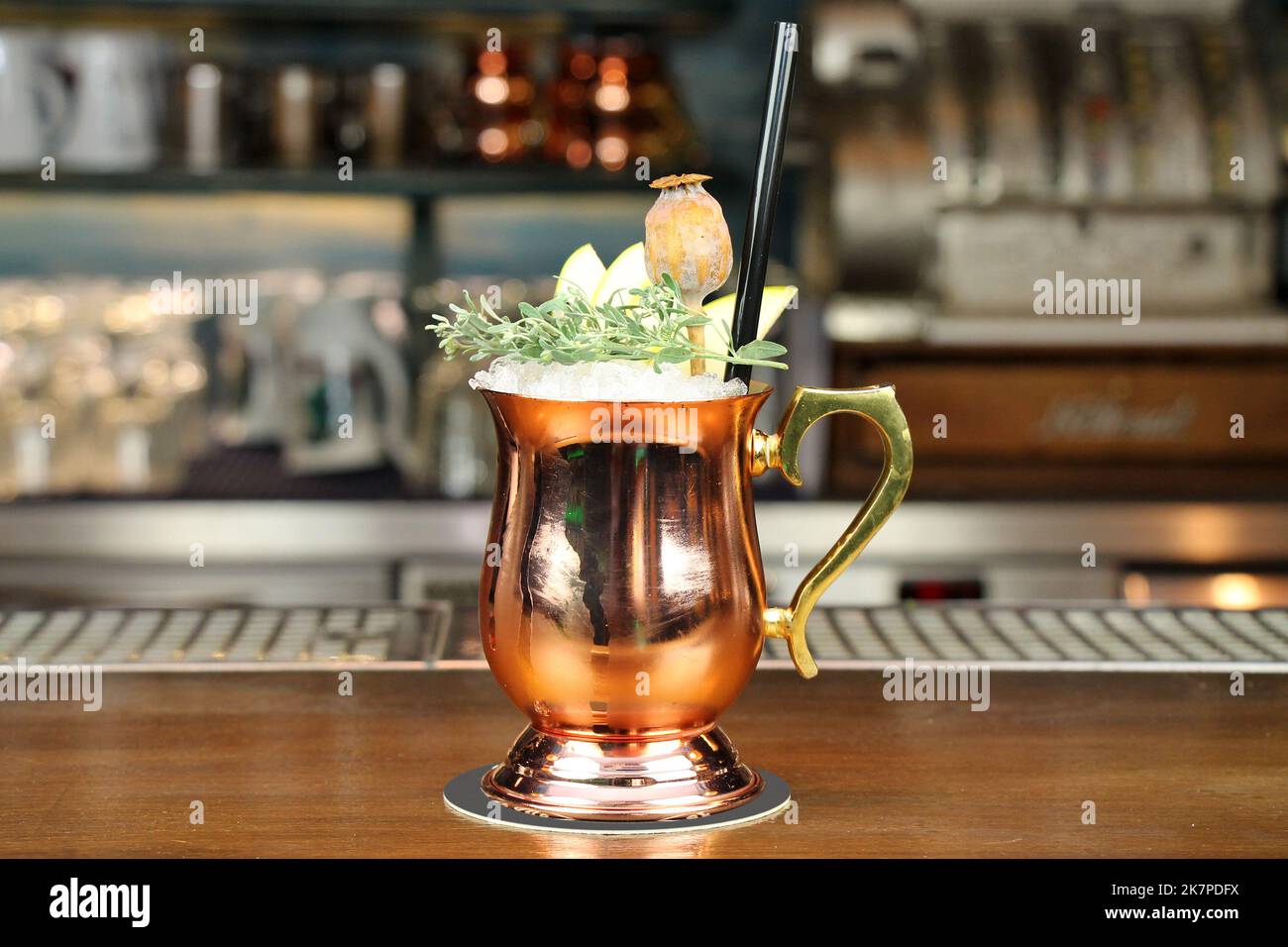 Cold Moscow Mules - birra allo zenzero, lime e vodka al banco del bar. Foto Stock