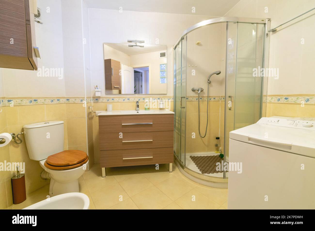 Un piccolo bagno per gli ospiti all'interno di una casa vacanze lungo la Costa del Sol Foto Stock