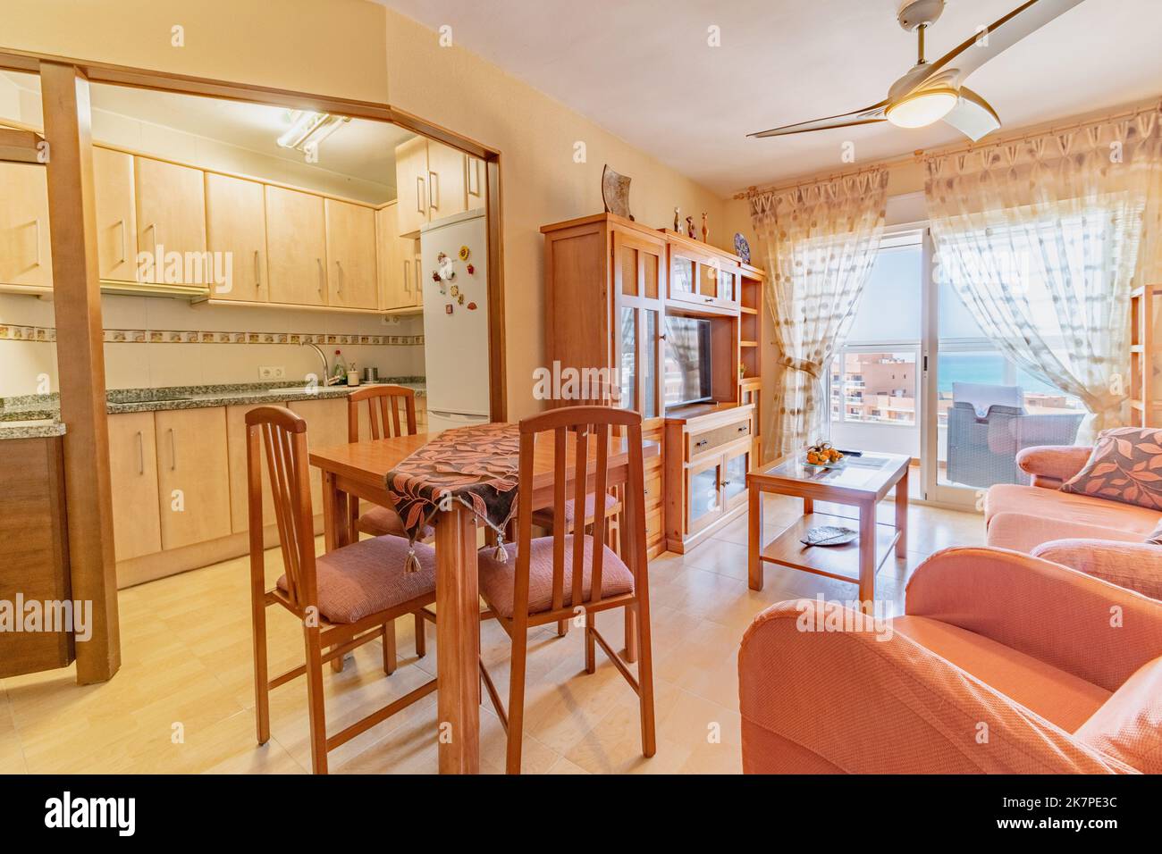 Una cucina a pianta aperta all'interno di un appartamento Costa del Sol Foto Stock