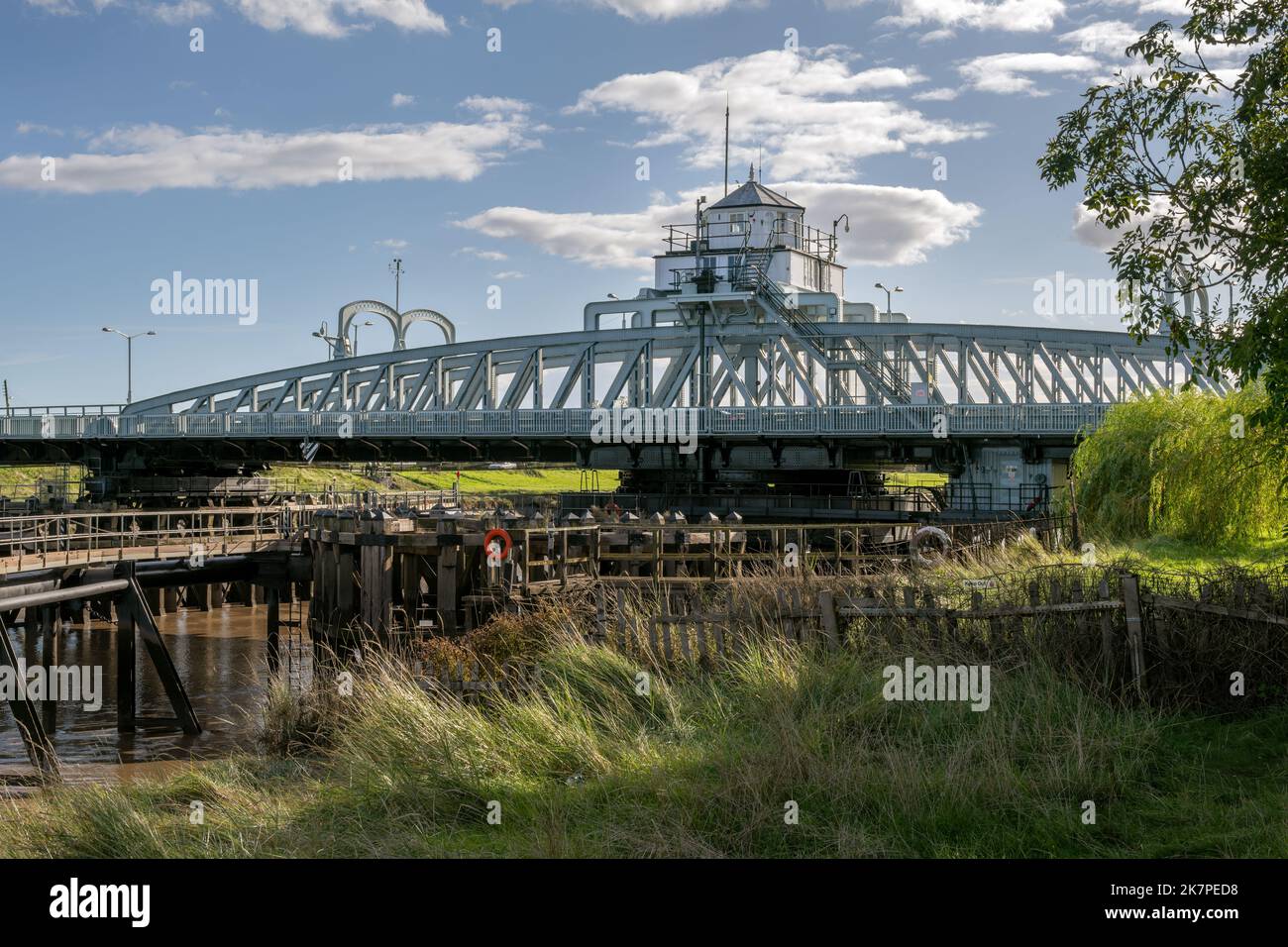 Attraversa il ponte Keys, un ponte sospeso sul fiume Nene a Sutton Bridge, Lincolnshire, East Midlands, Inghilterra Foto Stock