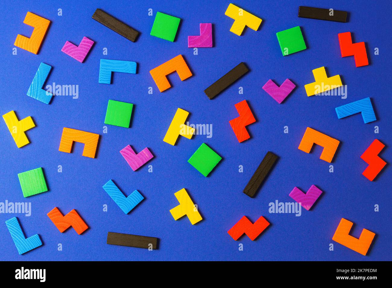 Diverse forme colorate puzzle blocchi di legno su sfondo blu. Forme geometriche in diversi colori. Vista dall'alto Foto Stock